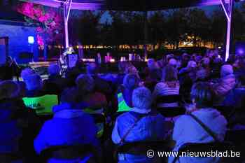 Honderdtal inwoners beleeft ingetogen Reveil op sfeervol verlichte begraafplaats Wuustwezel