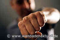 Auf Kassierer losgegangen und geschlagen