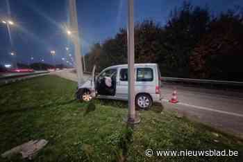 Bestuurder lichtgewond na botsing tegen verlichtingspaal