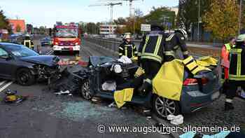 Frontalzusammenstoß auf der B10: Drei Personen werden verletzt