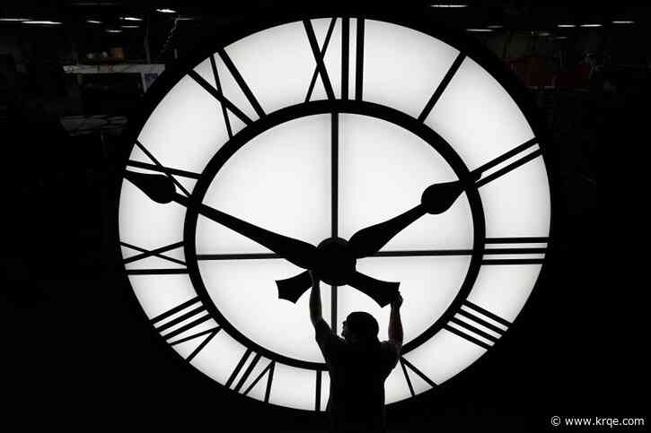When do clocks 'fall back' as daylight saving time ends?