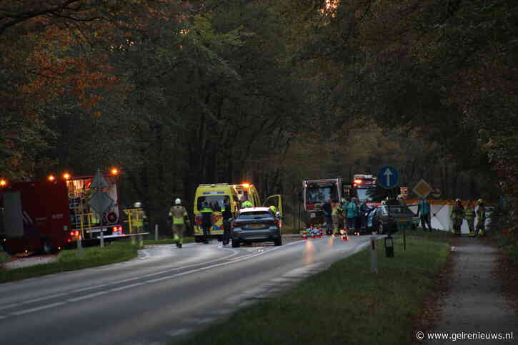 Fietser komt vast te zitten in voorruit van auto door aanrijding en raakt ernstig gewond