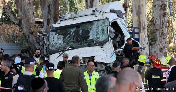 Tel Aviv, camion su fermata del bus: 2 morti e feriti. Gli investigatori: “Attentato”. Guidatore ucciso dai civili, i parenti: “Collasso cardiaco”