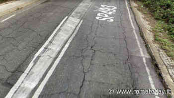 Incidente a Roma, perde il controllo della moto e finisce contro due alberi. Morto un giovane