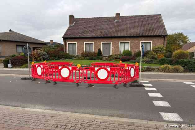 Diepe put door grondverzakking in Koorstraat in Kermt