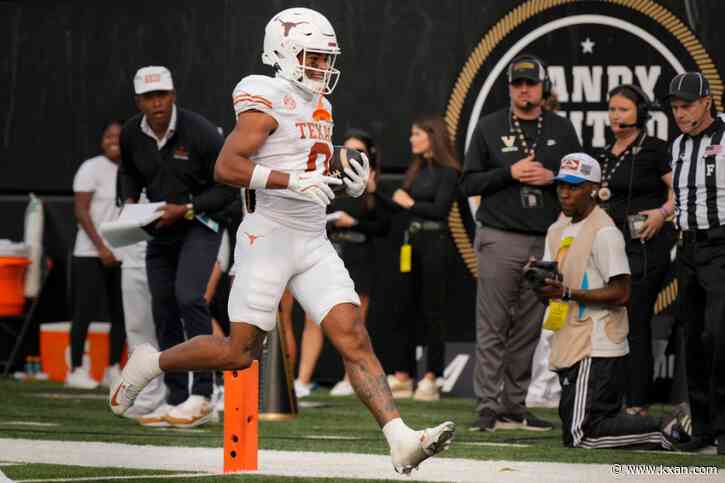 AP poll: Longhorns drop spot, Aggies crack top 10 after wins