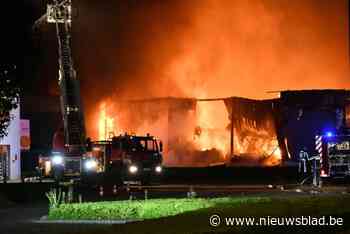 Zware uitslaande brand in beddenwinkel in Brugge, brandweer massaal ter plaatse