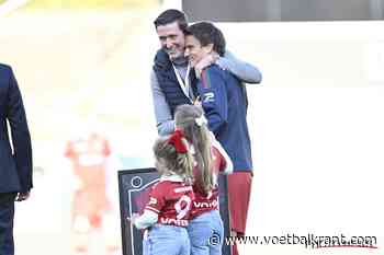 Jelle Vossen krijgt ferme klap van zijn eigen coach in jubileummatch met viering: "Hij kan dit wel relativeren"