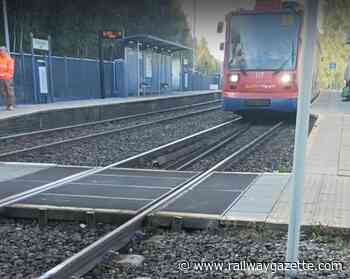 Vibrations used to provide tramway safety alerts