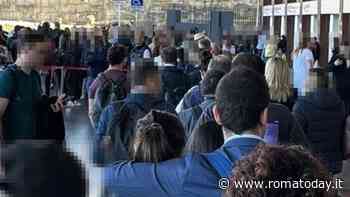 Sciopero a Roma, metro chiuse. Tutti in fila per i taxi (che non ci sono)