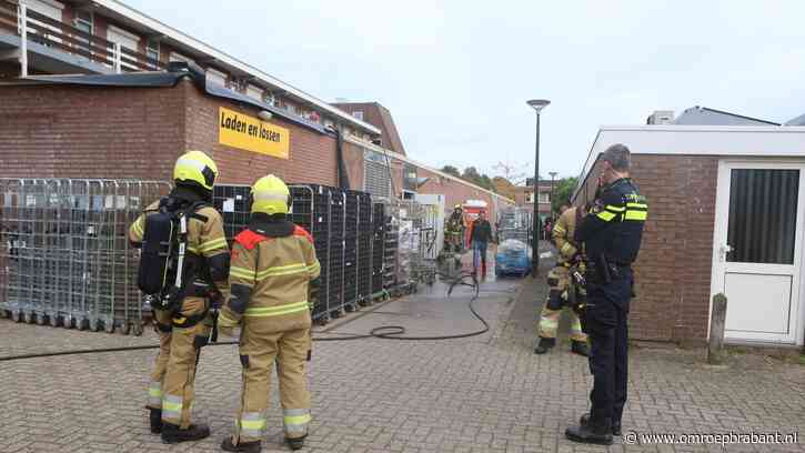 Flinke brand op dak Jumbo-supermarkt, winkel ontruimd