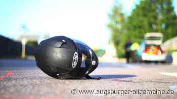 Motorradfahrerin prallt bei Überholmanöver gegen Auto und wird schwer verletzt