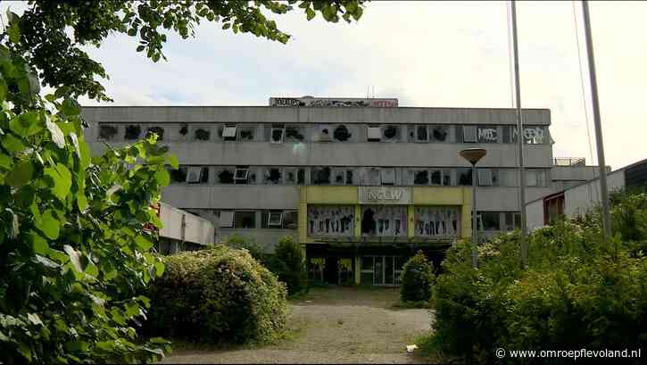 Almere - Sloop NCCW-gebouw voorlopig stilgelegd vanwege asbest en vleermuizen