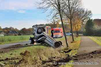 Wagen überschlägt sich und landet im Graben