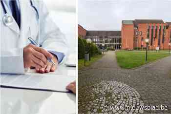 Huisarts (78) ontkent aanranding patiëntes, parket vraagt internering: “Hij gaf zich ook uit voor politieman”