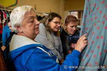 ‘Thuis’-fans kiezen kleding van hun favoriete personages in Lommelse weggeefwinkel: “Niet inkaderen, gewoon dragen”