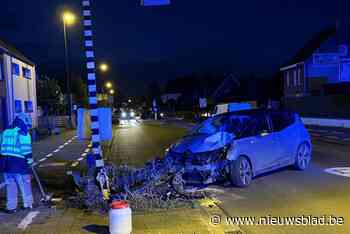 Flinke ravage en weg even afgesloten nadat auto tegen verlichtingspaal knalde