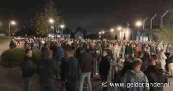 Verzet tegen komst azc, honderden mensen verzamelen zich voor protest