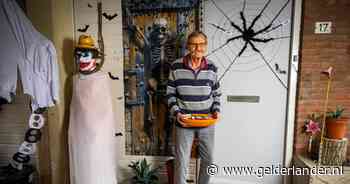 Henk (80) versierde week lang zijn huis voor halloweenoptocht, maar geen kind kwam opdagen