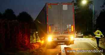 Vrachtwagen raakt van de weg bij ongeval en eindigt in de greppel