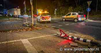 Ravage op de weg na ongeval met vrachtwagen; stoplicht uit de grond gereden