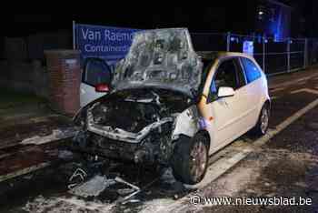 Auto brandt uit in Kleibeekstraat: bestuurder verbrandt handen bij bluspoging