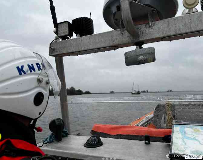 KNRM: Kotter met drie personen aan boord loopt aan de grond