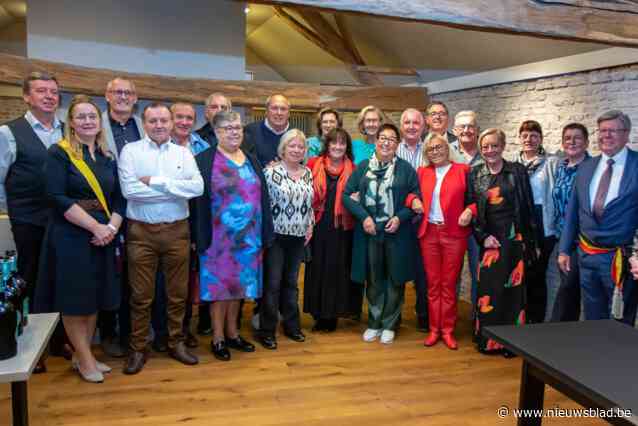 Burgemeester en oude klasgenoten heffen het glas