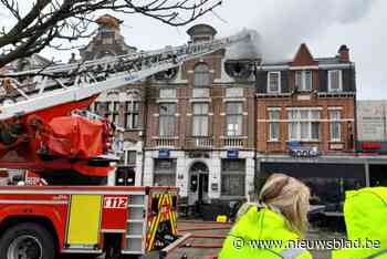 Bovenste verdieping café aan station brandt uit