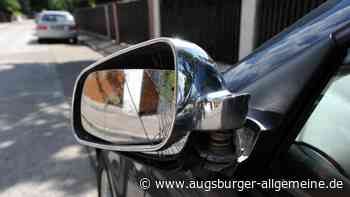 Zwei Lastwagen stoßen mit ihren Außenspiegeln aneinander