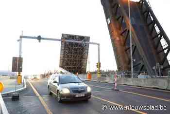 Verkeershinder aan Meulestedebrug nadat vrachtwagen tegen slagboom rijdt