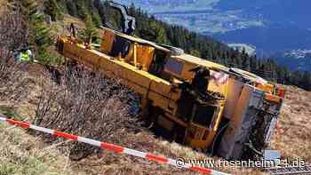 48-Tonner kommt in Tirol von Fahrbahn ab und stürzt Hang hinab