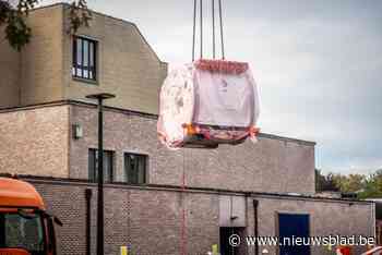 Nagelnieuwe MRI-scanner van 8 ton via gat in dak in Sint-Trudo Ziekenhuis getild