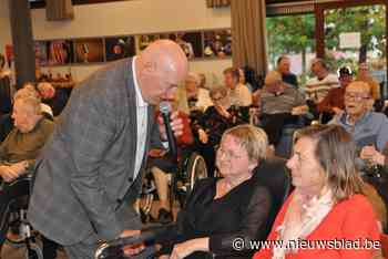 Zanger Jack Crooney brengt hommage aan Mieke in woonzorgcentrum: “Mieke was ons idool in café Mastentop”