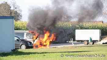 Camper steht in Rohrdorf in Flammen – Feuerwehr und Polizei vor Ort