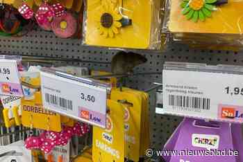 Klant (25) ziet muis tussen oorbellen in feestwinkel, maar die blijft rustig in rek zitten: “We waren in shock”