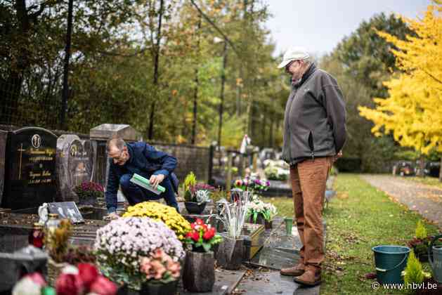 Stille rouw tijdens poetsen van grafzerk: “Ons moeder werd vermoord... 132 messteken”
