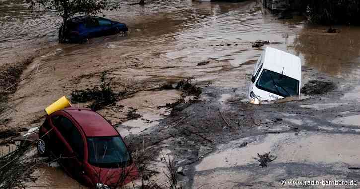 Weggespülte Autos und entgleister Schnellzug in Spanien