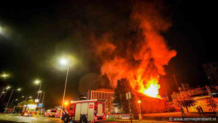 Stroomhuis gaat helemaal tegen de vlakte na verwoestende brand