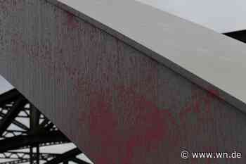 Farbattacke auf die neue Prinzbrücke