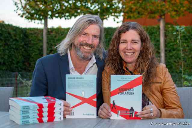 Kleuterjuf Jessie (52) en haar Hollandse vriend Arie (70) schrijven boek over hun ‘onmogelijke’ relatie: “We vielen voor elkaars profielfoto”