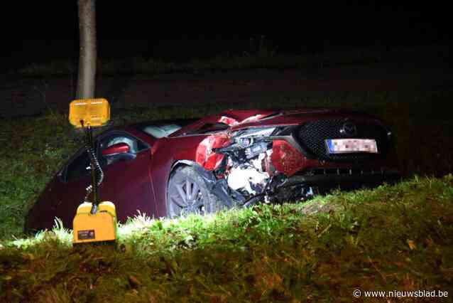 Auto belandt in gracht na onduidelijk manoeuvre