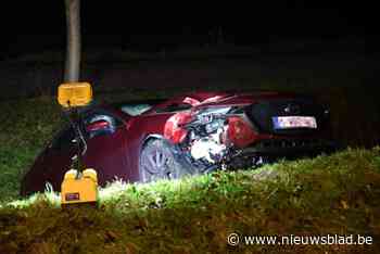 Auto wijkt om onduidelijke reden van weg af en belandt in gracht