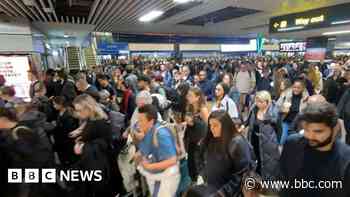 Euston allows early boarding to curb station rushes