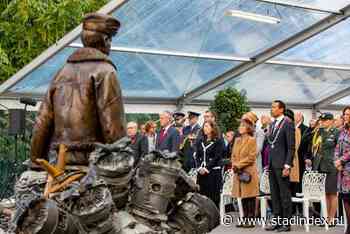 Asbest in monument voor bemanning neergestorte bommenwerper WOII,   beeld afgezet met hekken