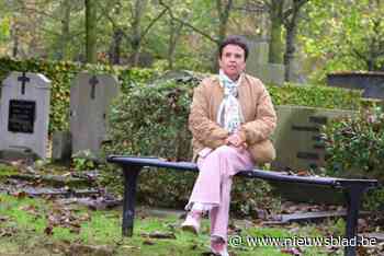 Troostconcert op het kerkhof van Reet. “De troost die ik kreeg van anderen wil ik nu zelf bieden.”