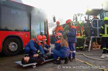 Unfall mit Bus und Traktor: Jugendfeuerwehren proben Löschangriff