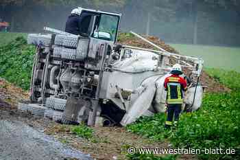 Kurioser Unfall in Borchen: 33 Tonnen schwerer Betonmischer kippt um