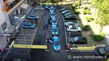 Spacca finestrino dell'auto della polizia e scappa, aveva litigato in un bar minacciando i presenti con un coltello