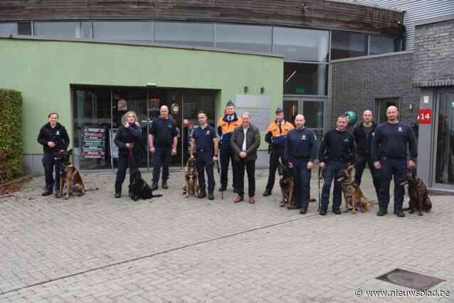 Politiehonden en geleiders trainen in De Pit